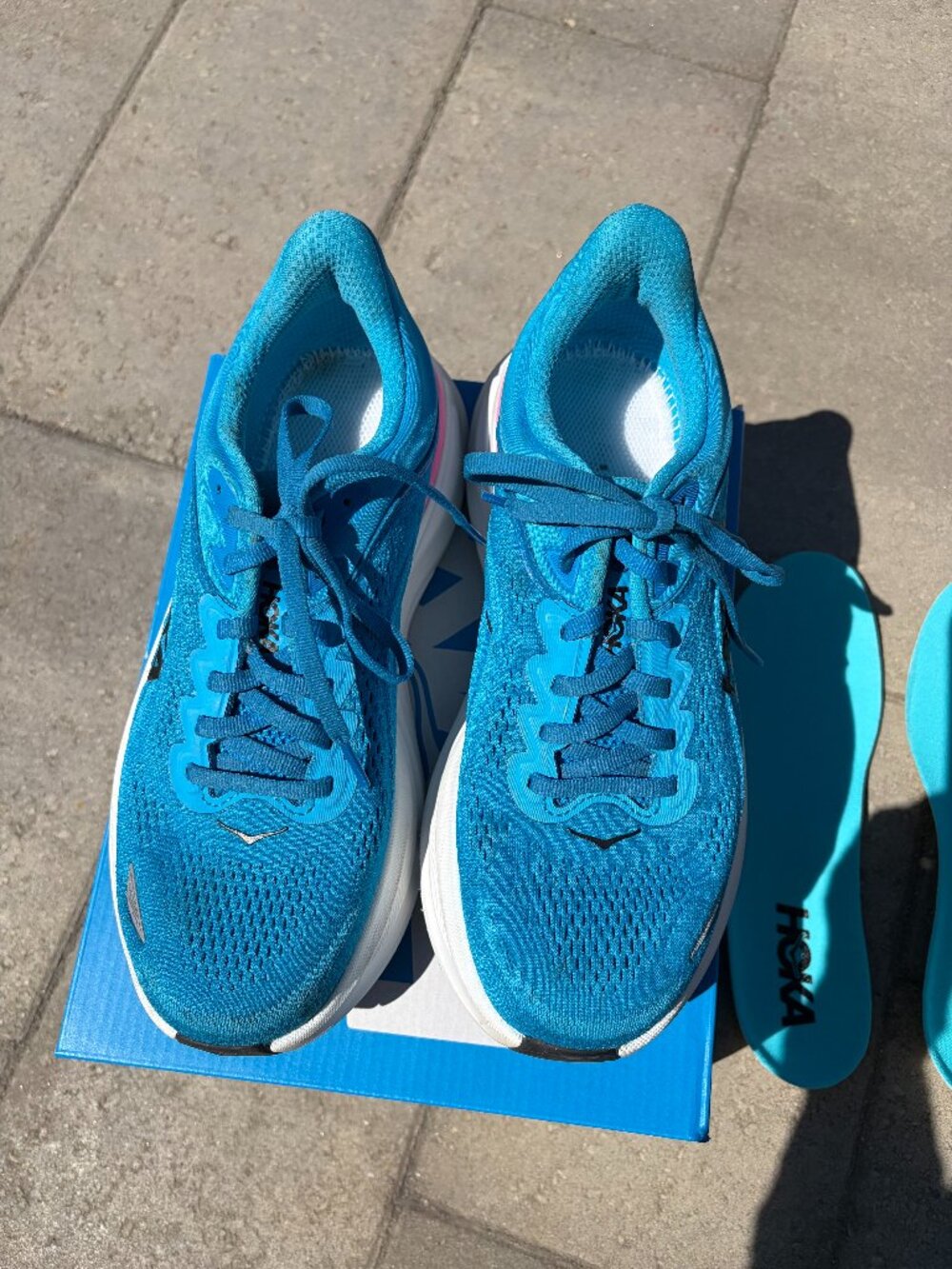 Beautiful turquoise Hoka's, Bondi 9, 7.5B, brand new inserts